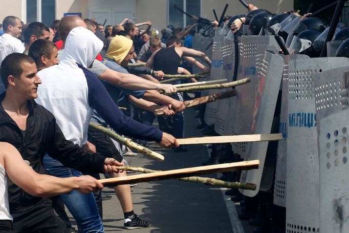 Příslušníci ukrajinské Národní gardy nacvičují v Oděse zásah proti demonstrantům.