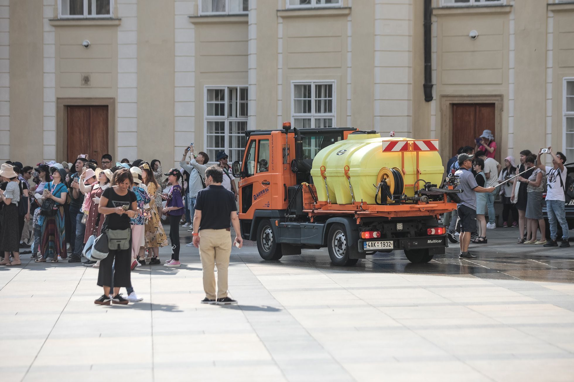 Fronty a turisté a Hradní stráž - Pražský Hrad