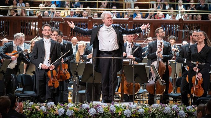 Závěrečný koncert letošního ročníku festivalu zahrála Česká filharmonie pod taktovkou Davida Robertsona (uprostřed).