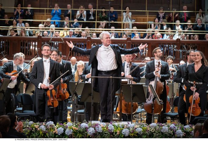 Závěrečný koncert letošního ročníku festivalu zahrála Česká filharmonie pod taktovkou Davida Robertsona (uprostřed).