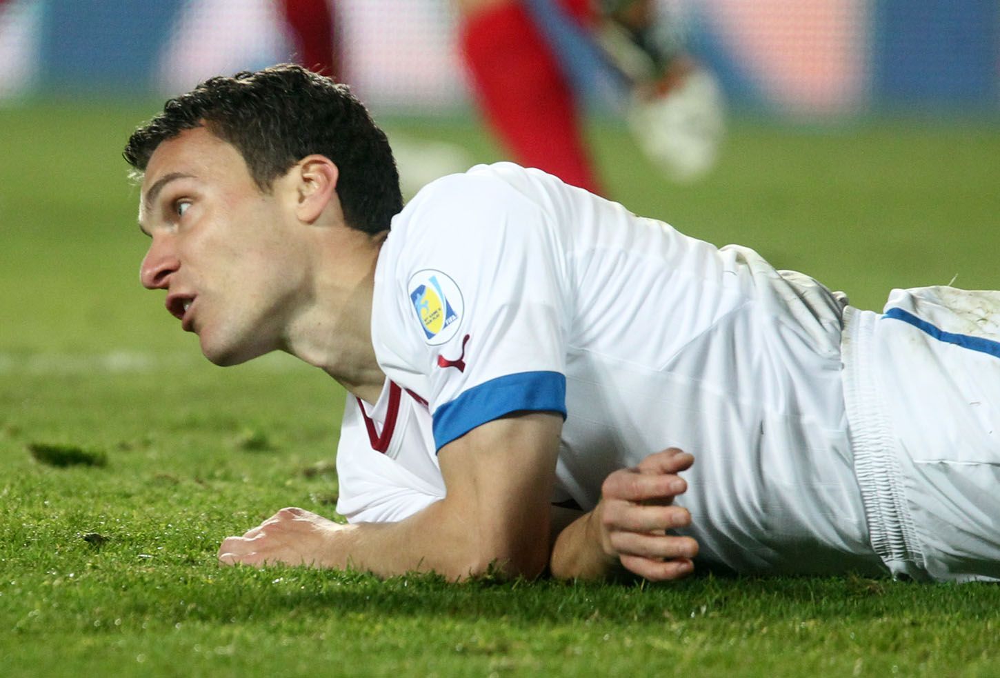 Český fotbalista David Lafata po pádu v utkání kvalifikace MS 2014 proti Bulharsku.