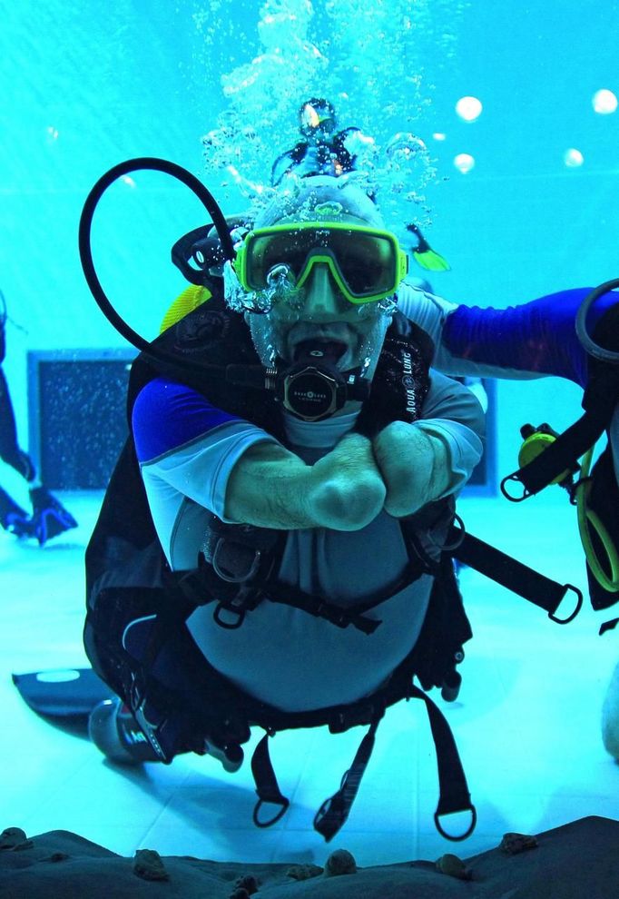 French athlete Philippe Croizon ,whose arms and legs were amputated after an electric shock accident in March 1994, swims in a 33 metre (36 yard) deep pool, the world's deepest pool built to train professional divers, at Nemo33 diving centre in Brussels January 10, 2013. Croizon, who swam with adapted prostheses that had fins attached, broke a world record and became the first disabled person to dive to 33 metres, according to the organisers. REUTERS/Yves Herman (BELGIUM - Tags: SOCIETY SPORT DIVING) Published: Led. 10, 2013, 3:53 odp.