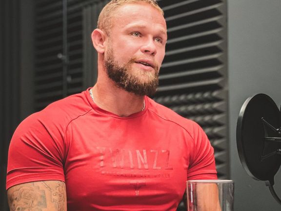 Jirka Tkadlčík je mistrem světa a držitelem světového rekordu v mrtvém tahu.  S cukrovkou se potýká celý život. "Lítost nesnáším, je úplně na prd, to tě deformuje."