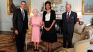 Prezident Barack Obama s chotí Michelle a britskou královnou Albětou a princem Philipem pózují fotografům v Buckinghamském paláci.