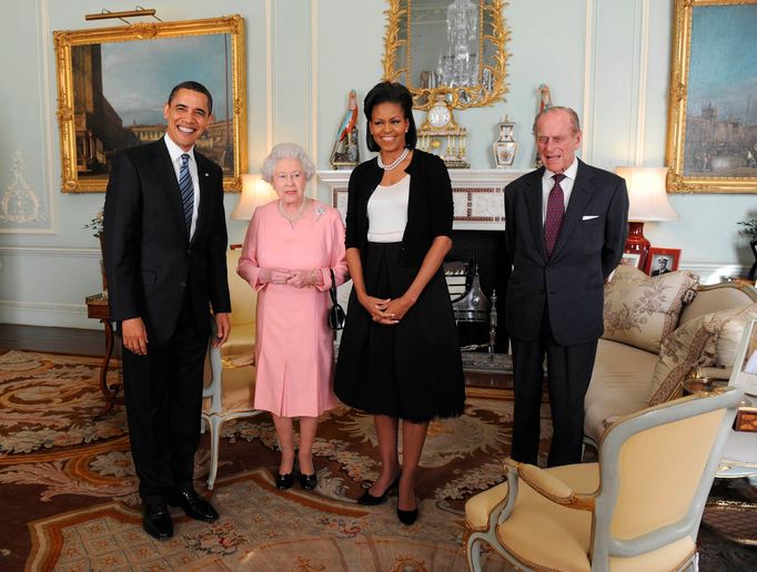 Prezident Barack Obama s chotí Michelle a britskou královnou Albětou a princem Philipem pózují fotografům v Buckinghamském paláci.