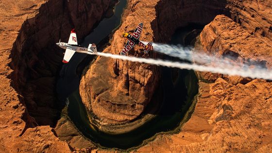 Pilot Martin Šonka nad Velkým kaňonem objektivem Joerga Mittera