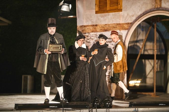 Vlevo je Václav Barth jako lakomý strýc Bertrand.