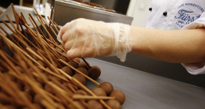 A confectioner produces original Salzburger Mozartkugeln pralines in the confectionery 'Fuerst' in the Austrian city of Salzburg October 19, 2012. The confectionery Fuerst invented the original Salzburger Mozartskugeln, named after the famous composer Wolfgang Amadeus Mozart, in 1884 and still produces 2.5 million Mozartskugeln pralines per year exclusively by hand. REUTERS/ (AUSTRIA - Tags: FOOD SOCIETY) Published: Říj. 19, 2012, 3:40 odp.