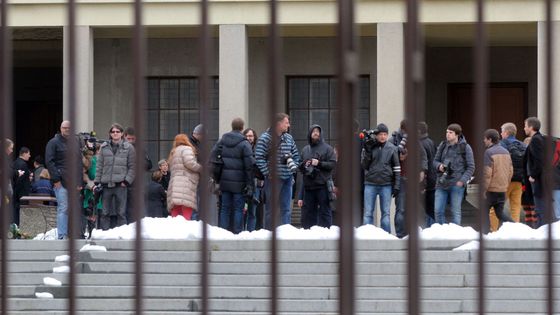 Foto: Vzpomínka na Discoland. Na pohřeb Ivana Jonáka přišlo více novinářů než smutečních hostů