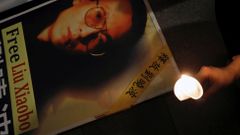 Portrét disidenta Liou Siao-po na demonstraci.