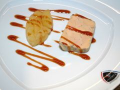 Foie gras s jablečným pyré.