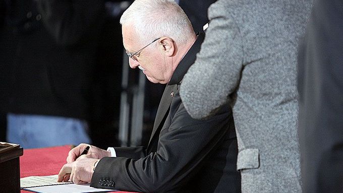 Inaugurace. Václav Klaus podepisuje slib prezidenta republiky.