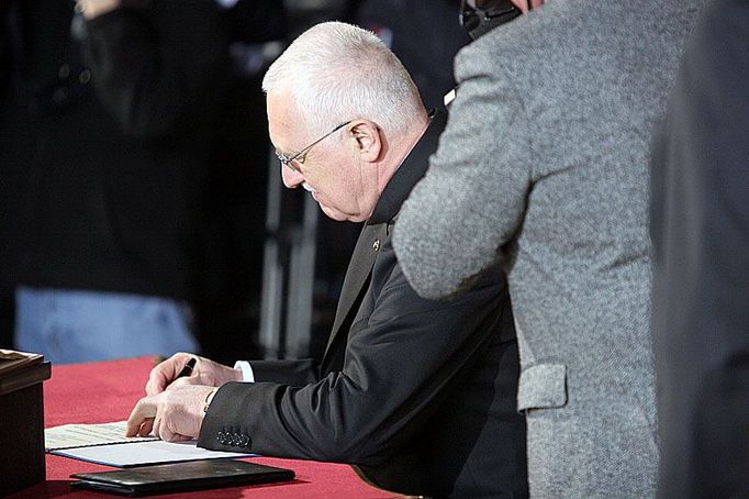 Inaugurace. Václav Klaus podepisuje slib prezidenta republiky.