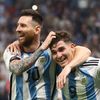 Lionel Messi a Julián Álvarez slaví gól v semifinále MS 2022 Argentina - Chorvatsko