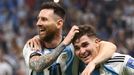 Lionel Messi a Julián Álvarez slaví gól v semifinále MS 2022 Argentina - Chorvatsko