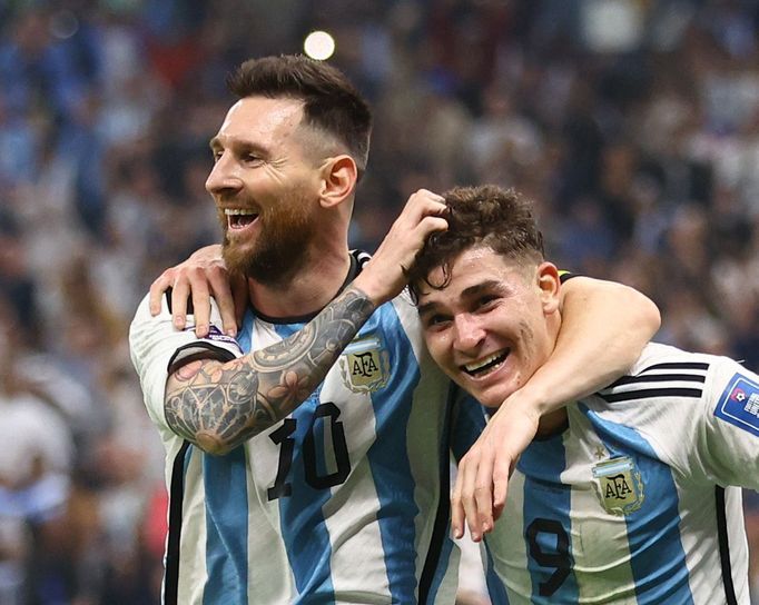 Lionel Messi a Julián Álvarez slaví gól v semifinále MS 2022 Argentina - Chorvatsko