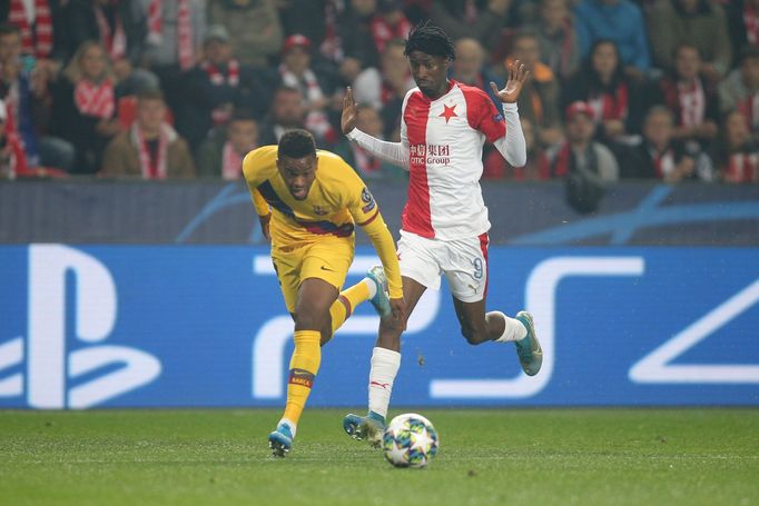 Peter Olayinka v zápase LM Slavia - Barcelona