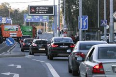 Praha 6 chce kvůli Blance postavit semafor u "Kulaťáku" a třetí pruh v Karlovarské