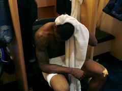 Smutný clevelandský LeBron James po finalové porážce svéhu týmu od San Antonia.
