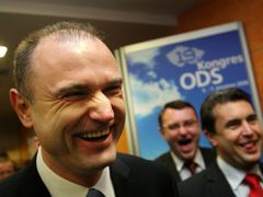 Kongres ODS: Ministr vnitra Ivan Langer se směje ve frontě před volební místností při volbě předsedy strany