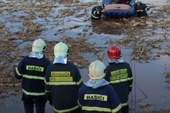 Foto: Ženu zaskočila povodeň na poli. Spasili ji hasiči