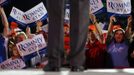 Supporters cheer while U.S. Republican presidential nominee Mitt Romney speaks at a campaign rally in Fishersville, Virginia October 4, 2012. REUTERS/Brian Snyder (UNITED STATES - Tags: POLITICS ELECTIONS USA PRESIDENTIAL ELECTION) Published: Říj. 5, 2012, 1:02 dop.