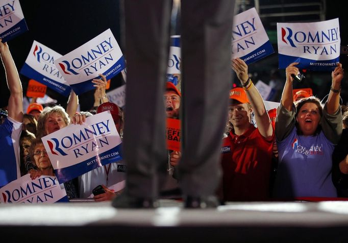 Supporters cheer while U.S. Republican presidential nominee Mitt Romney speaks at a campaign rally in Fishersville, Virginia October 4, 2012. REUTERS/Brian Snyder (UNITED STATES - Tags: POLITICS ELECTIONS USA PRESIDENTIAL ELECTION) Published: Říj. 5, 2012, 1:02 dop.