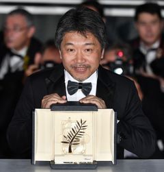 Hirokazu Kore'eda se Zlatou palmou z festivalu v Cannes.