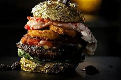 Takhle vypadá nejdražší burger na světě. Stojí 125 tisíc a je v něm i jedlé zlato