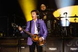 Za velkého jásotu hlediště zahájil McCartney koncert skladbou A Hard Day's Night celosvětově známou ze slavného alba i stejnojmenného filmu v Česku uváděného pod názvem Perný den.