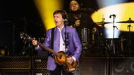 Za velkého jásotu hlediště zahájil McCartney koncert skladbou A Hard Day's Night celosvětově známou ze slavného alba i stejnojmenného filmu v Česku uváděného pod názvem Perný den.