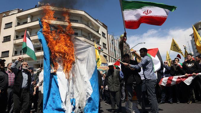 Íránci v ulicích Teheránu pálí izraelskou vlajku po zabití velitele elitních jednotek Al-Kuds.