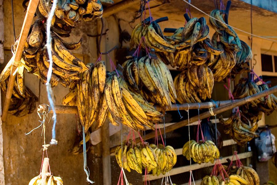 Banány nabízené k prodeji hnědé skvrny na jihoasijských banánech neznamenají