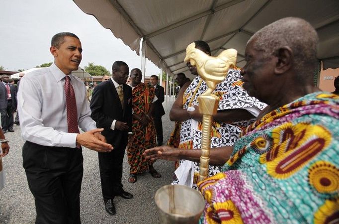 Prezident Obama se během návštěvy nemocnice zdraví s náčelníkem kmene.