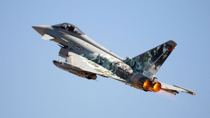 V Německu se srazily ve vzduchu dvě stíhačky. Piloti se před zřícením katapultovali