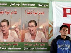 Ve volbách kandiduje jen málo žen. Tady na plakátu je jedna z nich - Louisa Hanounová, předsedkyně Strany práce (PT)