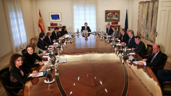 Premiér Mariano Rajoy a jeho kabinet.