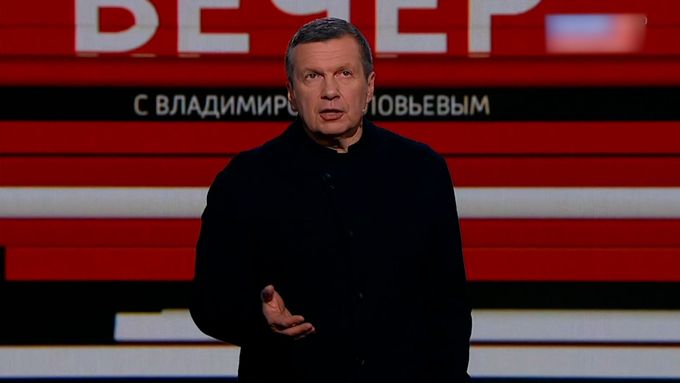 "Může mi někdo vysvětlit, co z nás dělá teroristy?" dotazoval se hostů ruský moderátor Vladimir Solovjov.