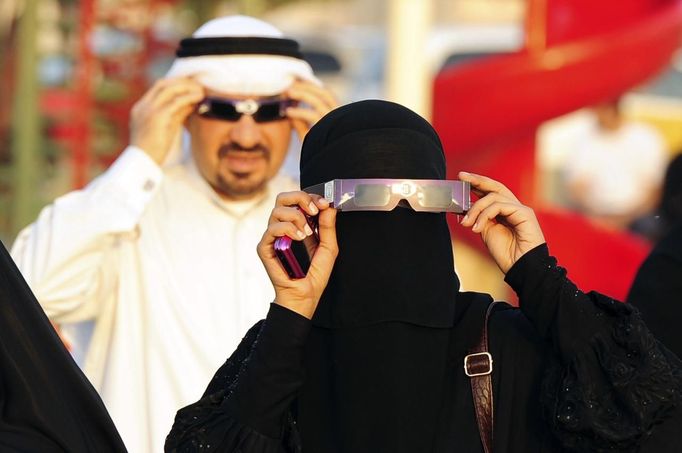 People use eclipse glasses to watch the planet Venus transiting across the sun, at the eastern Gulf coast town of Qatif June 6, 2012. Venus made a slow transit across the face of the sun on Tuesday, the last such passing that will be visible from Earth for 105 years. REUTERS/ Zaki Ghawas (SAUDI ARABIA - Tags: ENVIRONMENT SOCIETY) Published: Čer. 6, 2012, 7:34 dop.