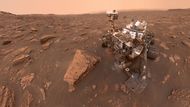 Vozítko Curiosity mapuje povrch Marsu. Snímek byl pořízen 15. června 2018.