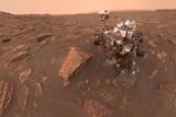 Vozítko Curiosity mapuje povrch Marsu. Snímek byl pořízen 15. června 2018.