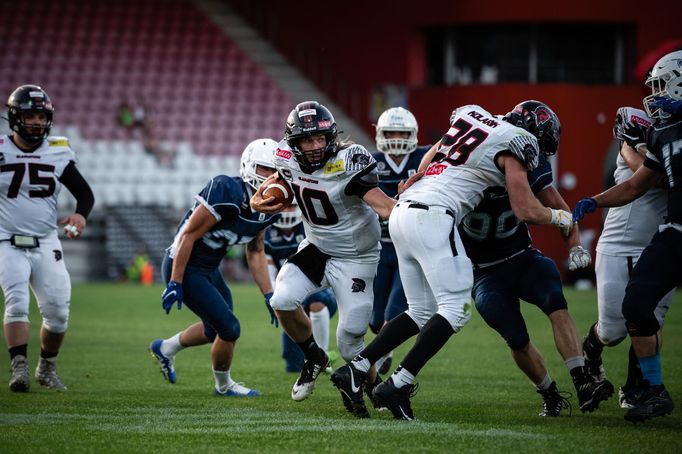 Quarterback Jan Dundáček z týmu Vysočina Gladiators v akci.