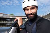 "Na lodi jezdím od 12 let, surfu jsem se zatím úspěšně vyhýbal, dnes už došly výmluvy," říká šéf spolku, který na Vltavě proměnil armádní tréninkovou trať na riversurfovou vlnu.