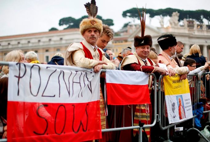 Desetitisíce lidí dnes brzy ráno zaplnily Svatopetrské náměstí ve Vatikánu, kde papež František prohlásí za svaté své dva předchůdce v čele katolické církve - Jana Pavla