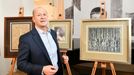Ředitel Západočeské galerie v Plzni Roman Musil s darovanými kolážemi Jiřího Koláře.