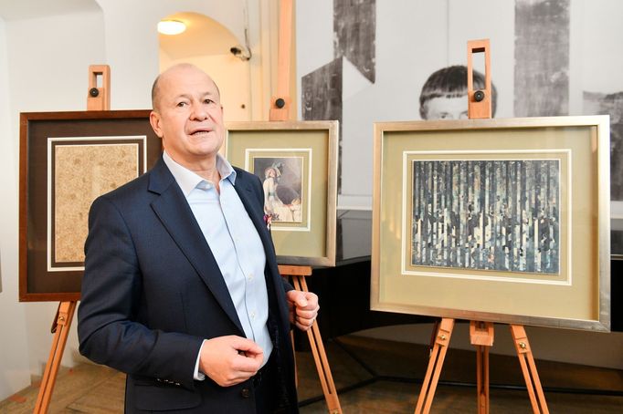 Ředitel Západočeské galerie v Plzni Roman Musil s darovanými kolážemi Jiřího Koláře.
