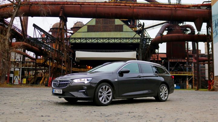 Insignia je křižník za cenu Octavie. Superb je úspěšnější, na velký Opel se zapomíná; Zdroj foto: Eva Srpová