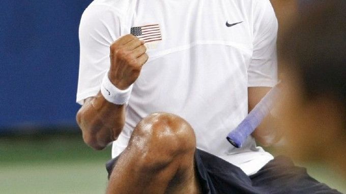 Americký tenista James Blake má důvod k radosti. Právě zdolal Rogera Federera a bude bojovat o olympijskou medaili.