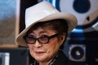 John Lennon a sex s mužem? Na to byl příliš plachý, tvrdí Yoko Ono