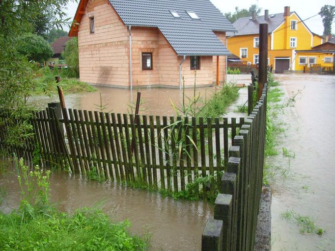 Snímek z Horní Libchavy u České Lípy, kde již od brzkých odpoledních hodin lidé bojují s rozvodněným potůčkem Libchava.